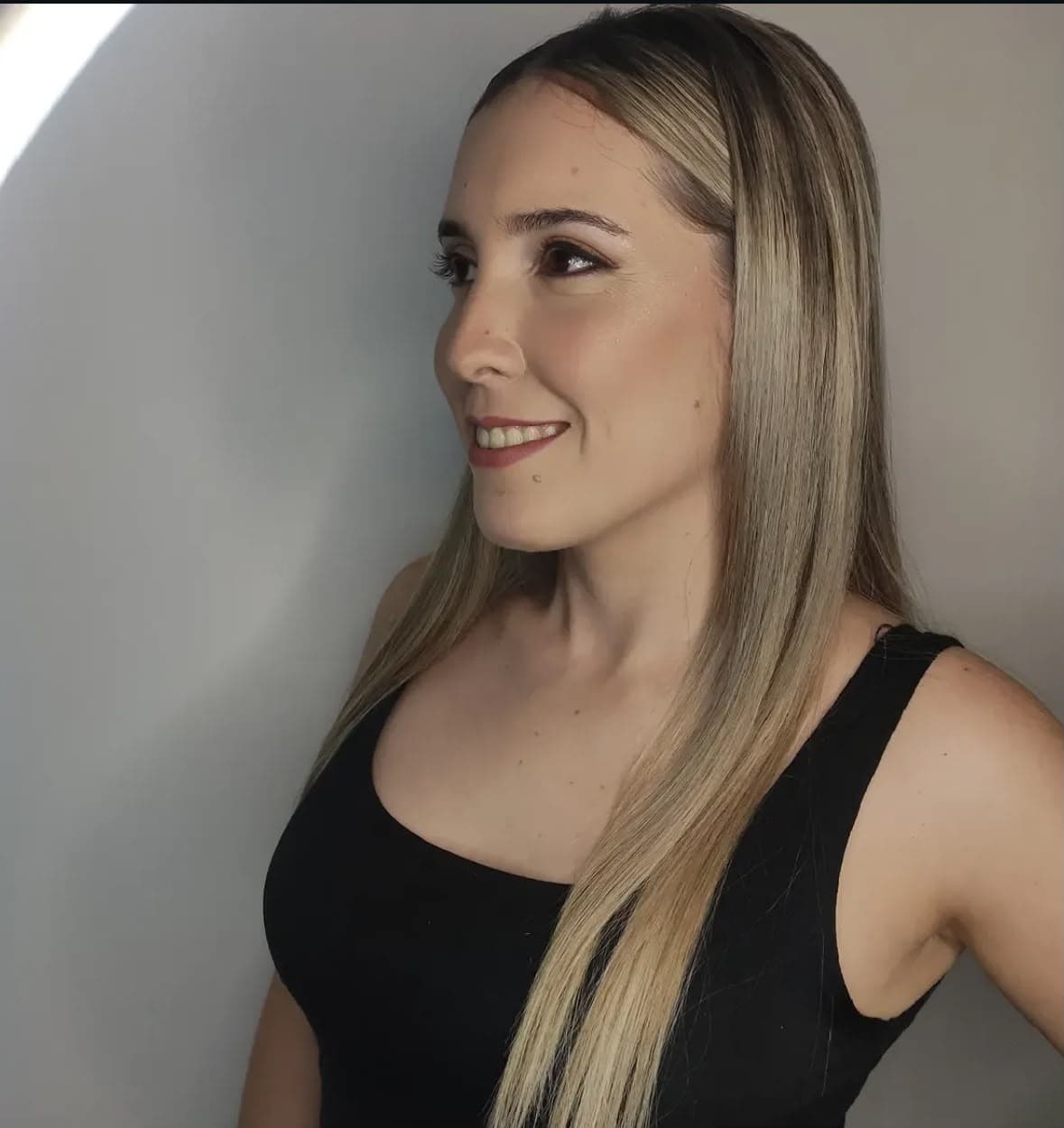 Peinado y maquillaje social realizado por la profesional de MarBella Studio 02